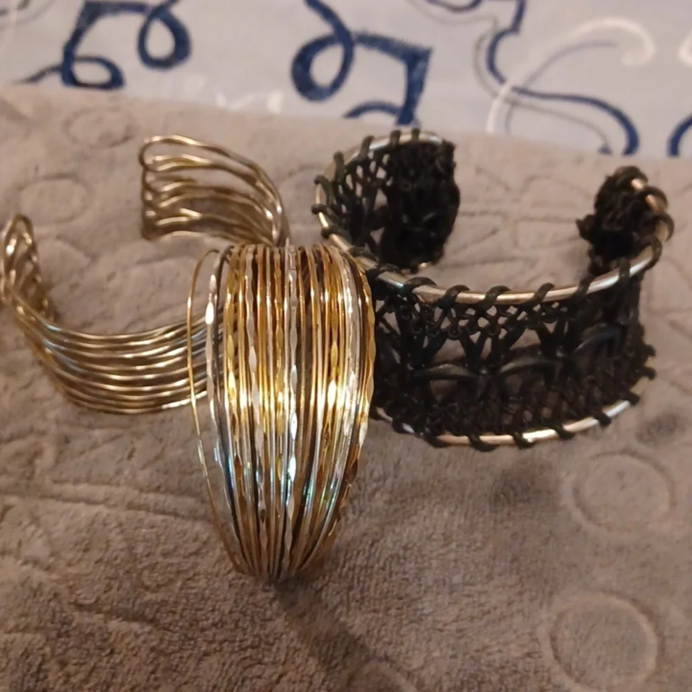 Bracelets - Picture 2 of 5